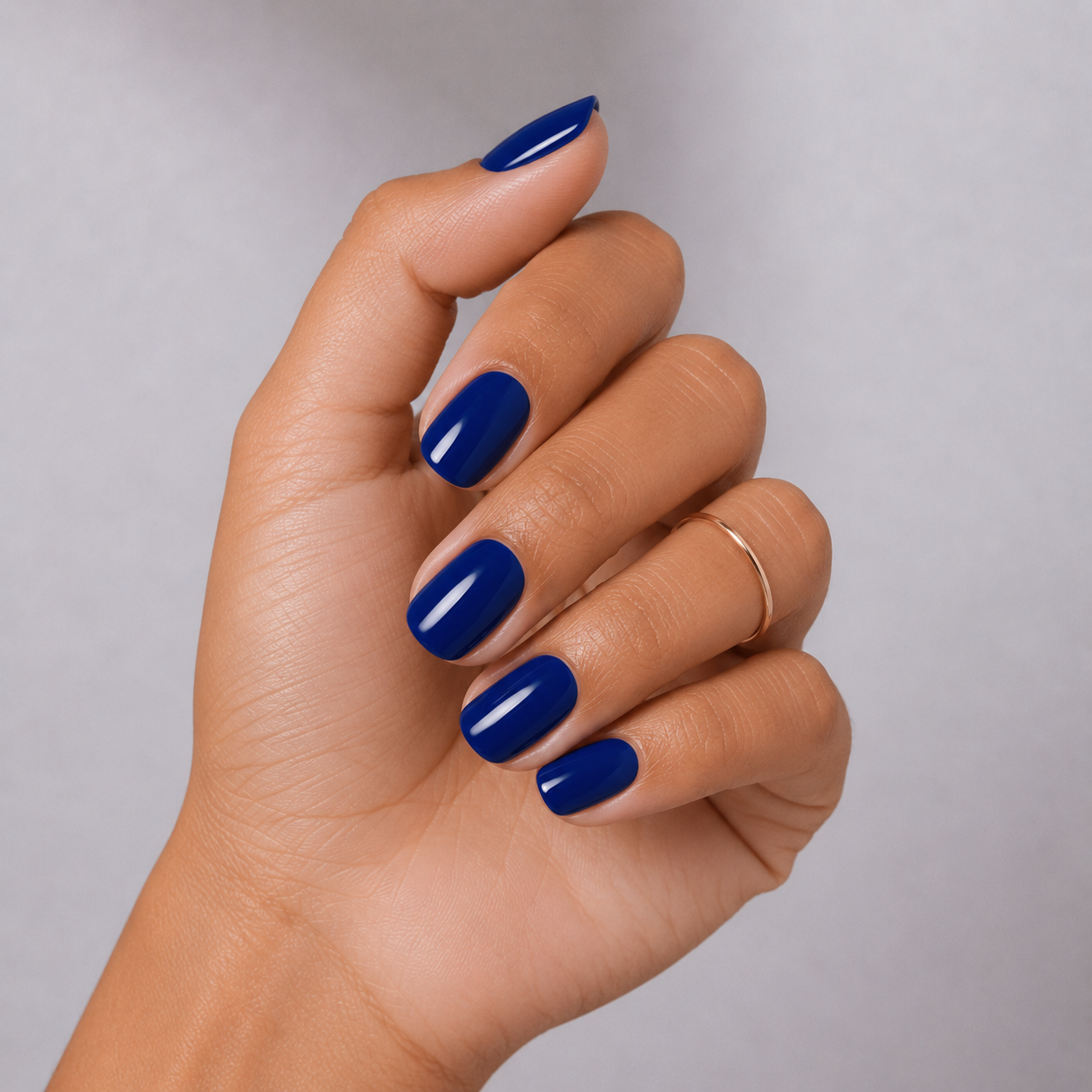 מדבקות ג'ל Lakshē בגוון Imperial Blue – כחול עמוק בגימור ג'ל מבריק.