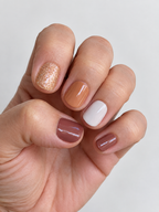 יד עם מדבקות ג׳ל Truffle Glow בגווני טראפל, קרמל, שמנת ונצנצי שמפניה מבית Lakshē