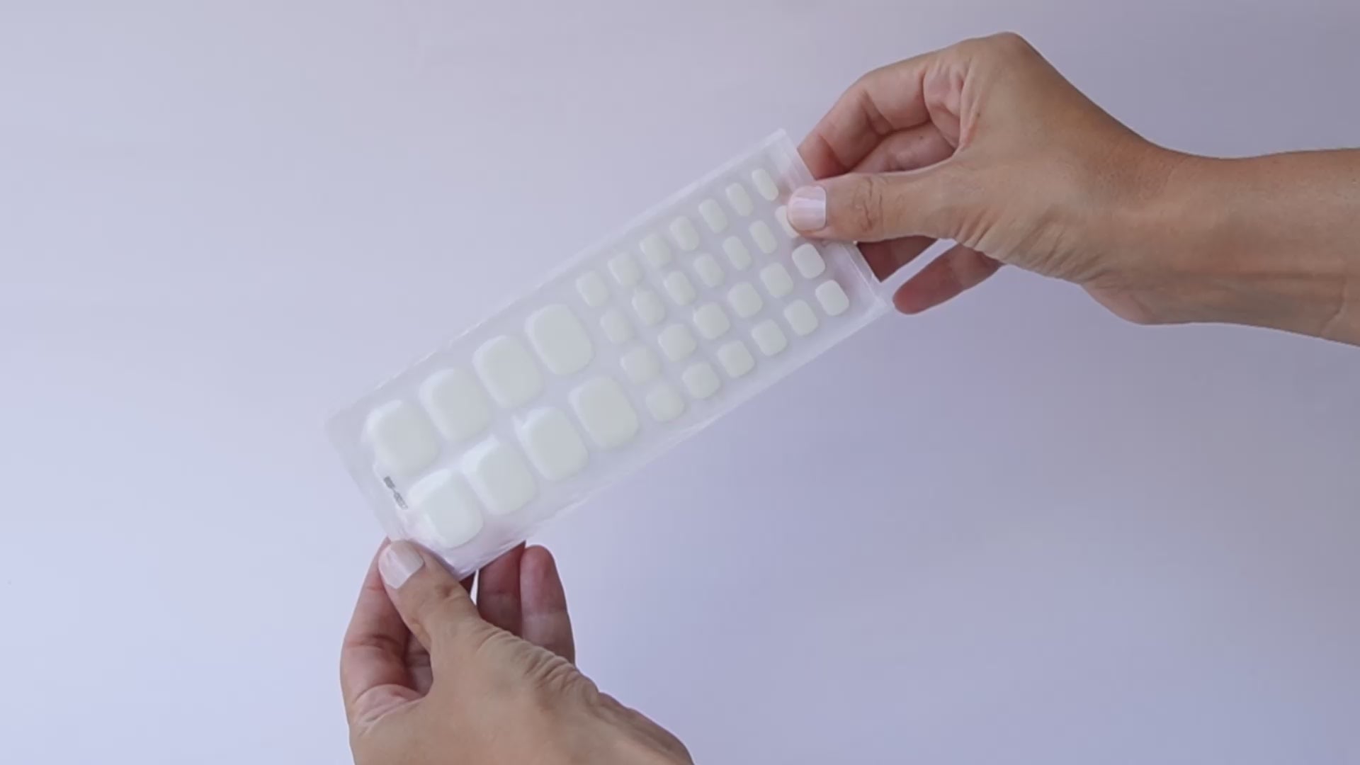 מדבקות לק ג׳ל לרגליים גוון לבן