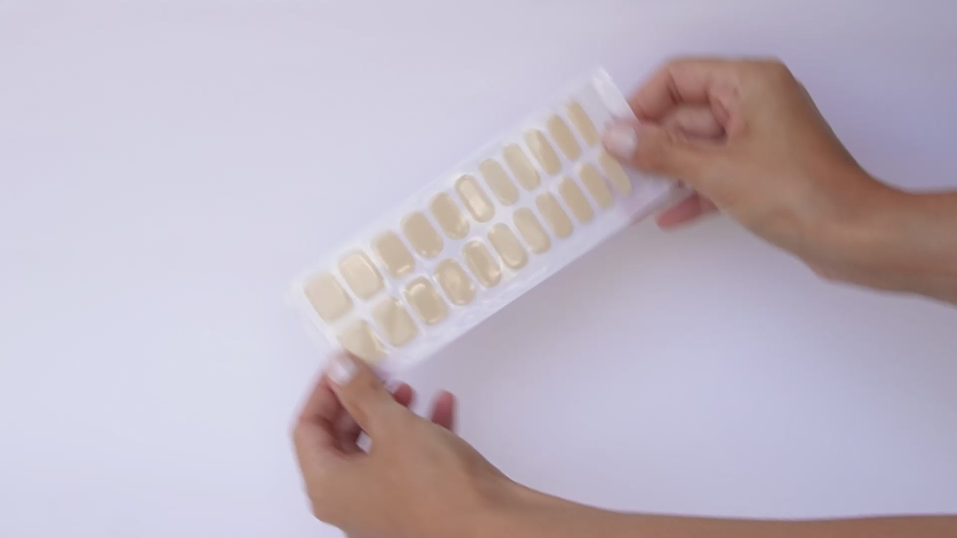 מדבקות לק ג׳ל לציפורניים גוון קרם בז׳